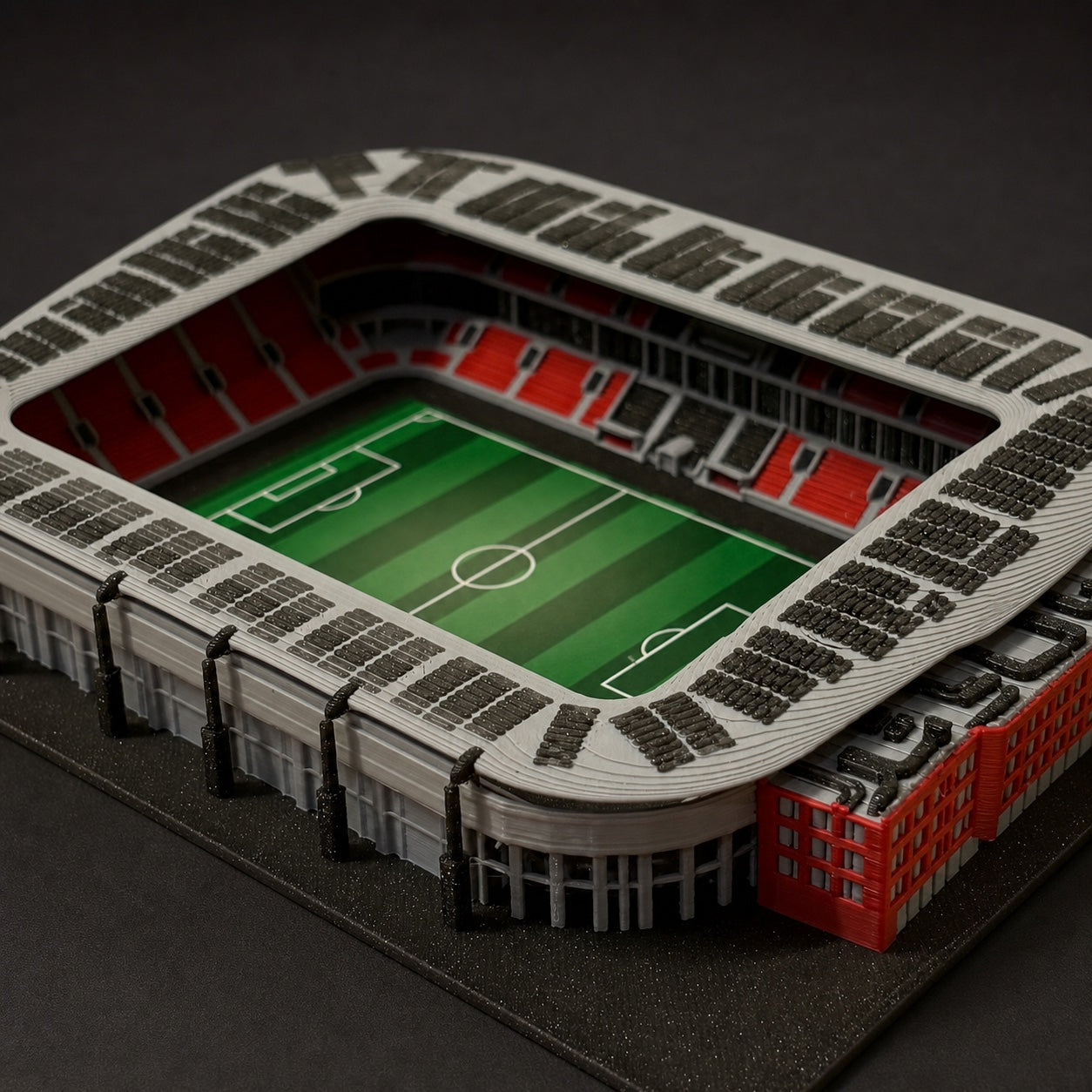 Barevný model stadionu Eden – detail tribun, hřiště a rohové architektury