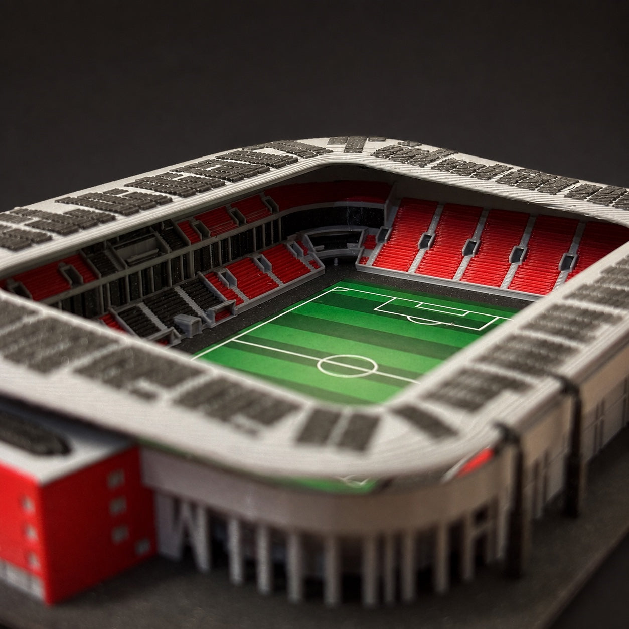 Barevný model stadionu Eden – detail interiéru tribun a hrací plochy