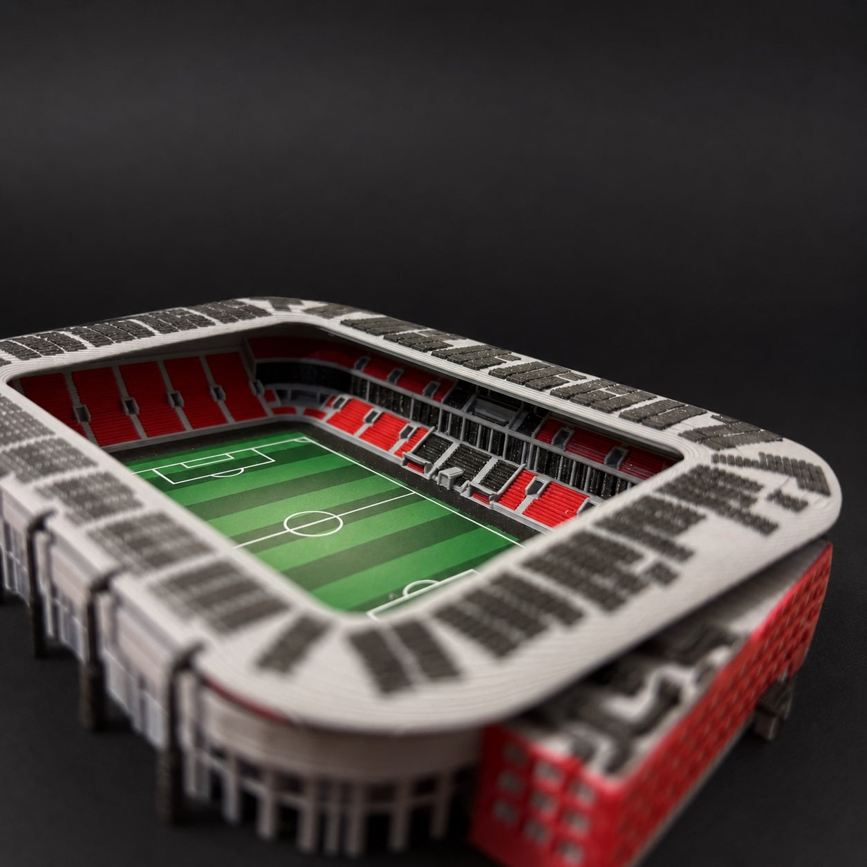 Barevný model stadionu Eden – detail tribun od červené rohové budovy