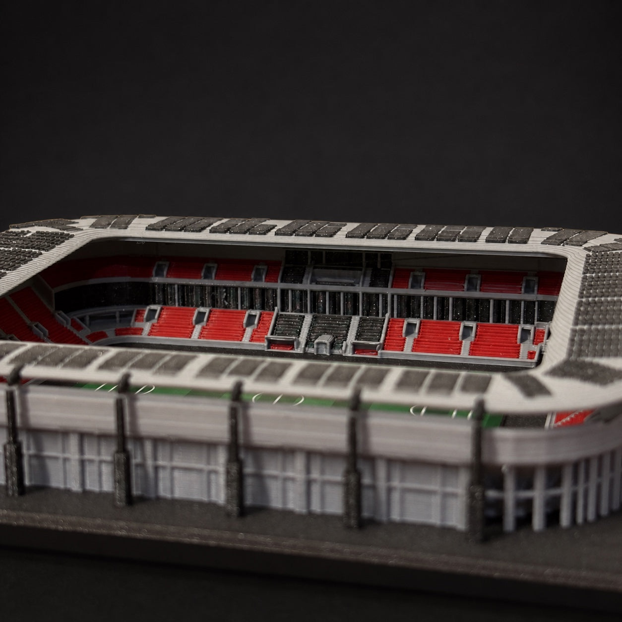 Barevný model stadionu Eden – detail hlavní tribuny a boční fasády