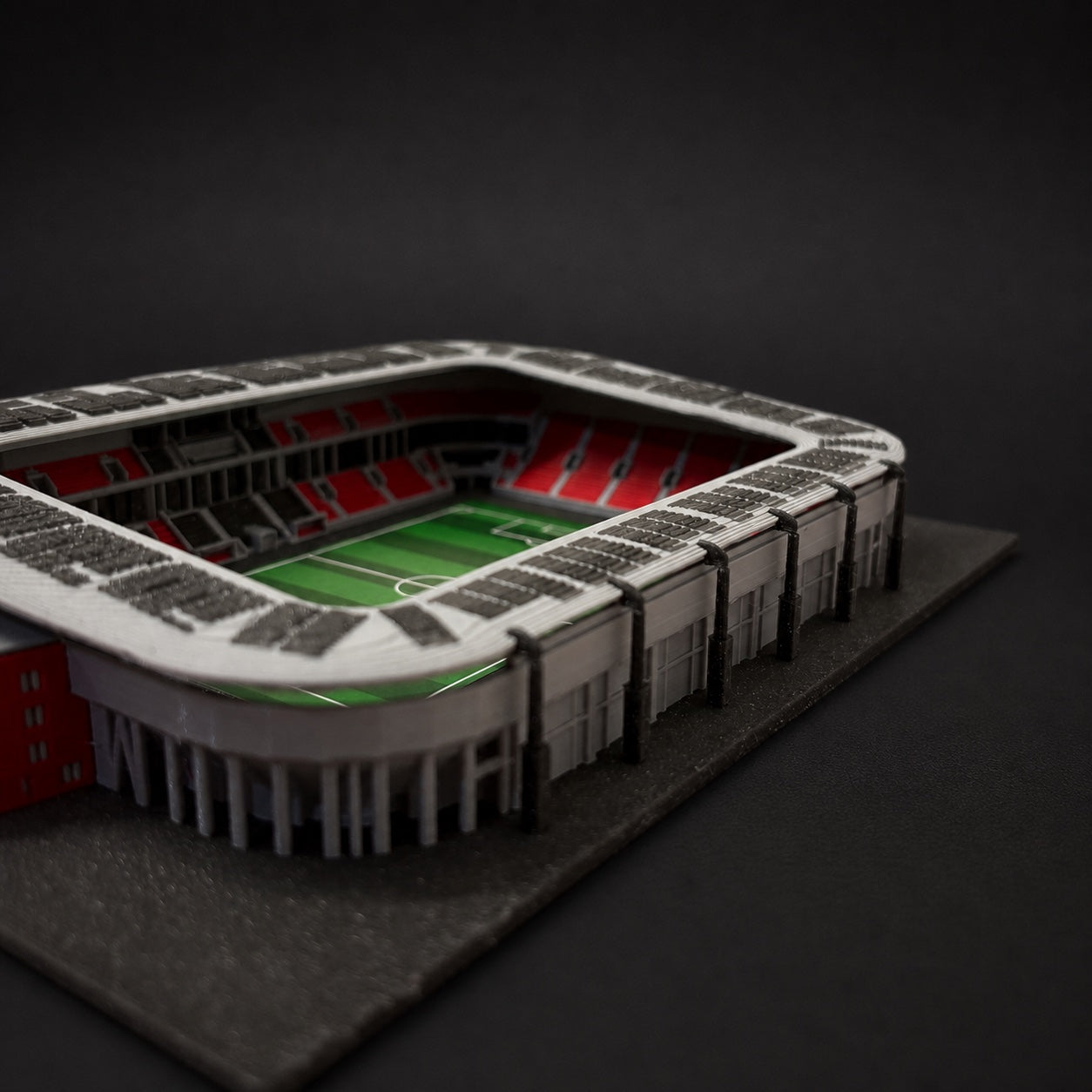 Barevný model stadionu Eden – detail šedé fasády, střechy a tribun
