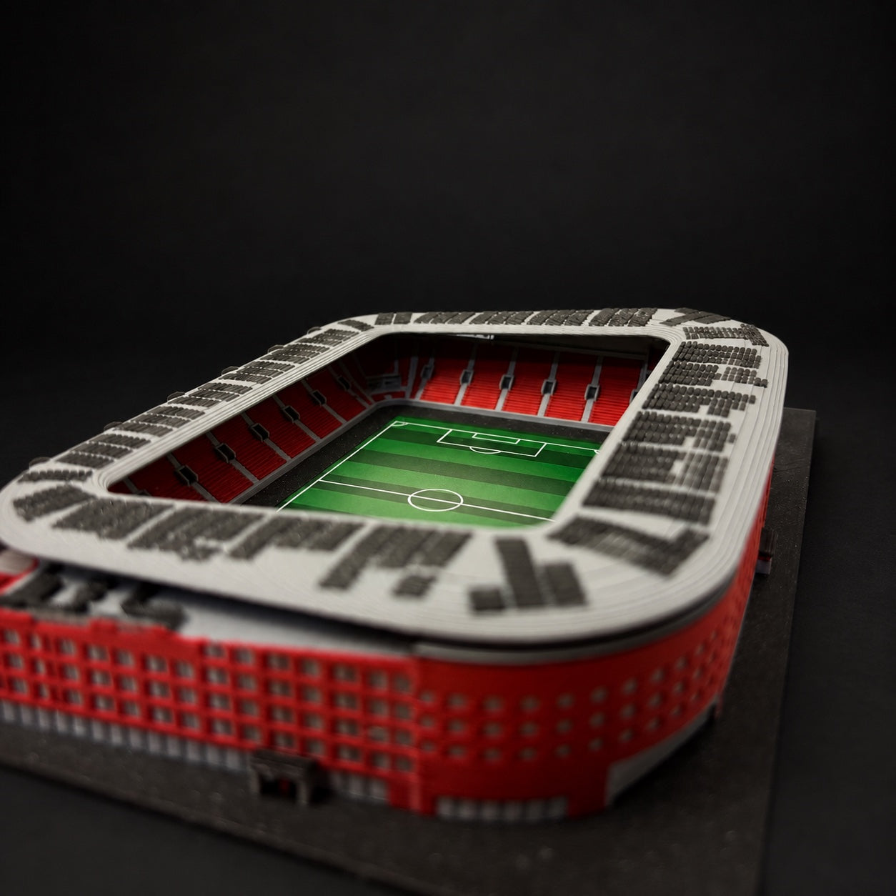Barevný model stadionu Eden – detail červené fasády a hrací plochy