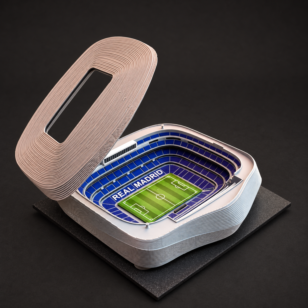 Model stadionu Santiago Bernabéu se zvednutou odnímatelnou střechou a odkrytými tribunami.