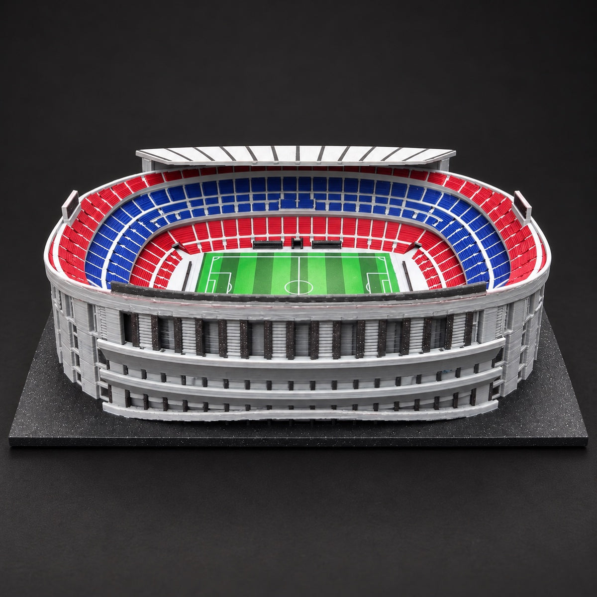 Tribünen und Spielfeld des Camp-Nou-Modells im Detail