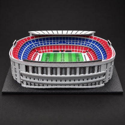 Čelní detail modelu Camp Nou: tři úrovně tribun, hřiště a fasáda.
