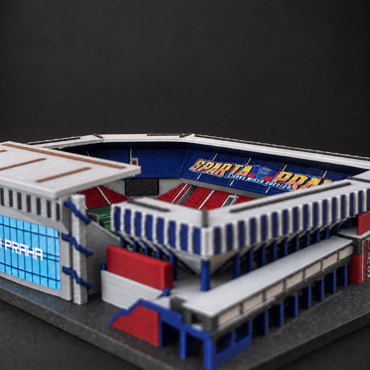 Barevný model stadionu Letná – studiový detail tribun a choreografie