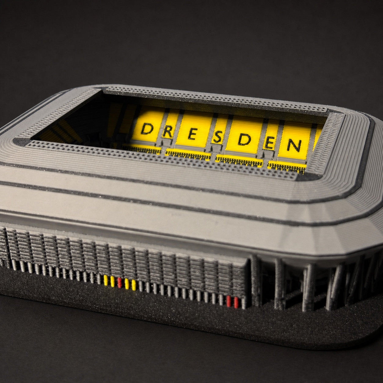 Barevný 3D model Rudolf-Harbig-Stadionu Dynamo Dresden – StadiArt 3D – pohled 3