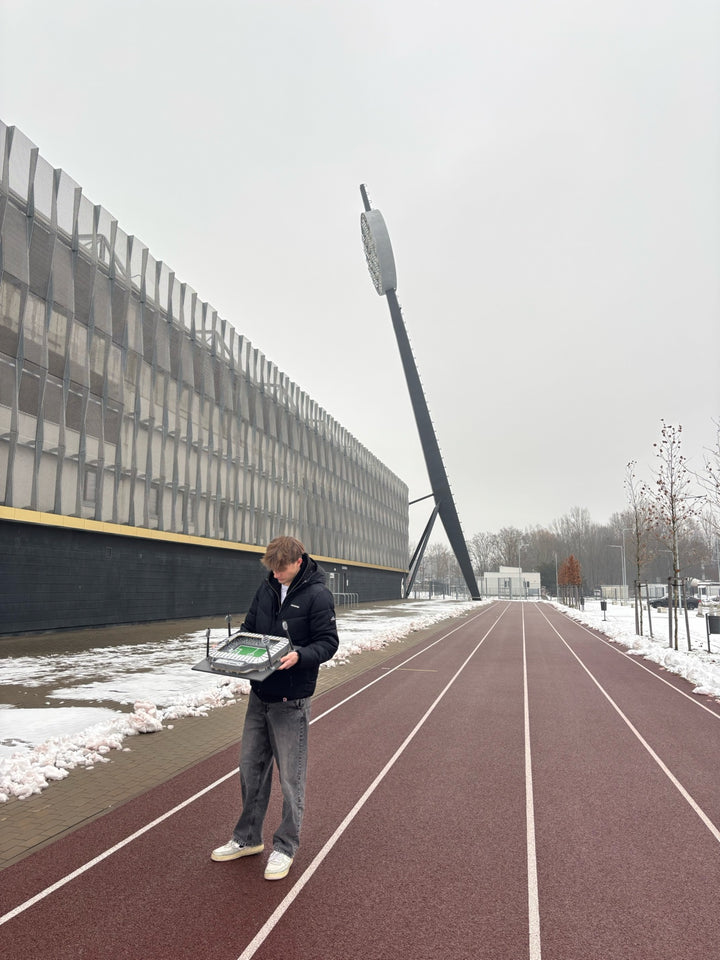 Šimon mit dem Modell der Malšovická Arena direkt am Stadion und an einem seiner Flutlichtmasten