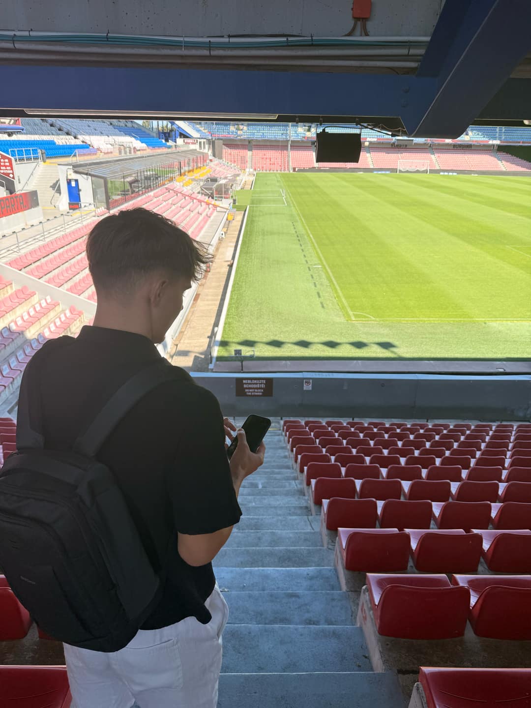 Ein Mitglied des StadiArt-Teams beim Besuch des Letná-Stadions und beim Sammeln von Vorlagen